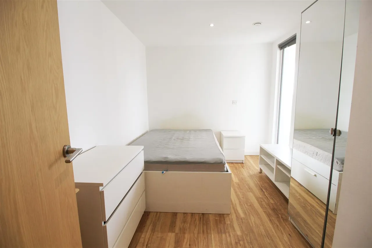 Elmira Way, Salford, photo 6