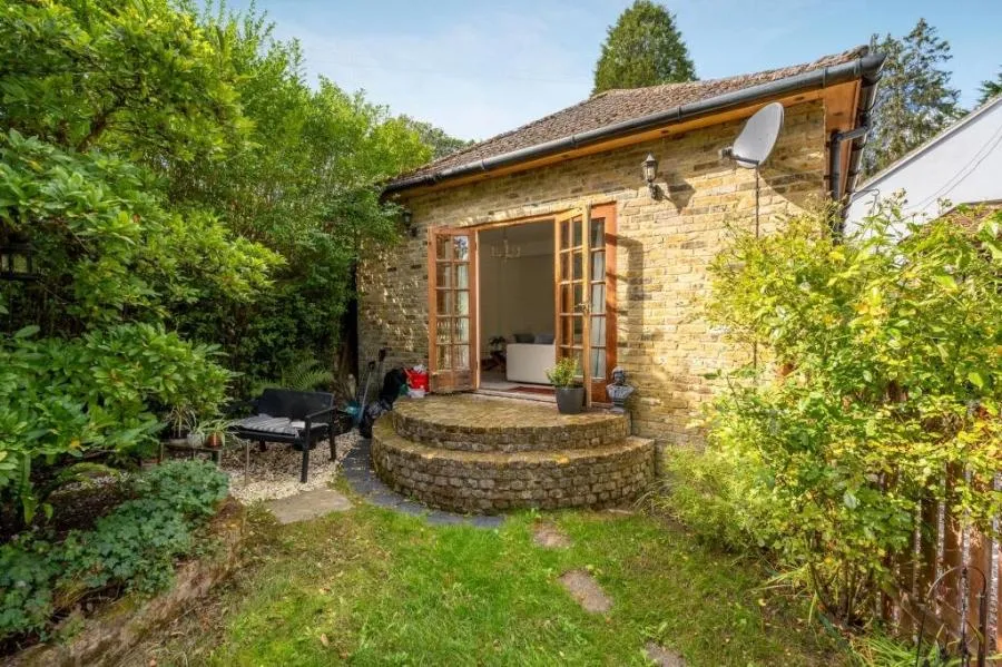 2 bed property to rent, Westwood Road, Windlesham, GU20