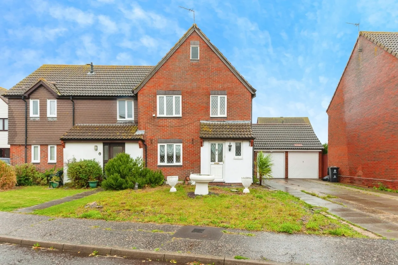3 bed house for sale — Sandwich Road, CLACTON-ON-SEA, Essex, CO15