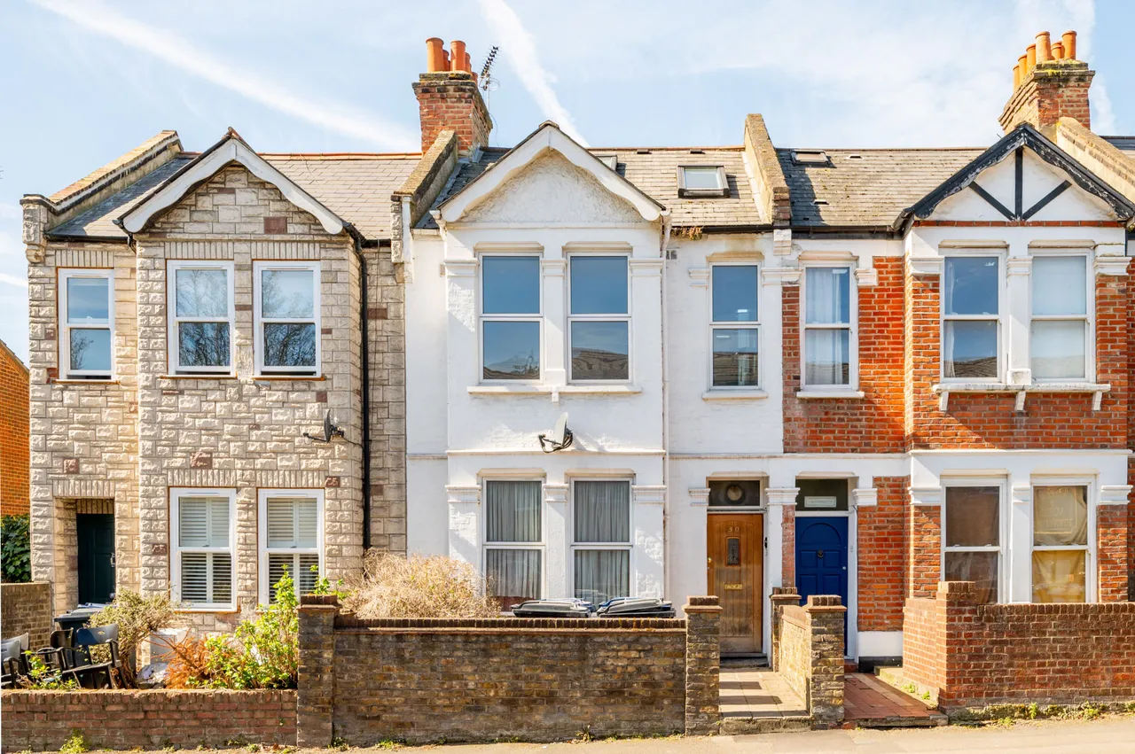 1 bed flat to rent — Top Floor Flat, 30 Winchester Street, London