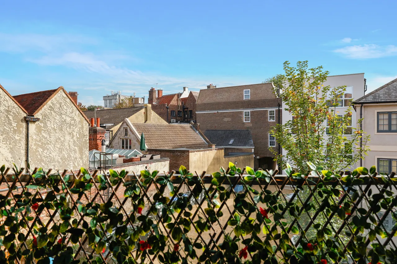 Bridge Street, Leatherhead, KT22, photo 2