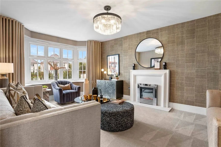 with 4 bedrooms in Radwinter Road, Saffron Walden, CB10, photo 2