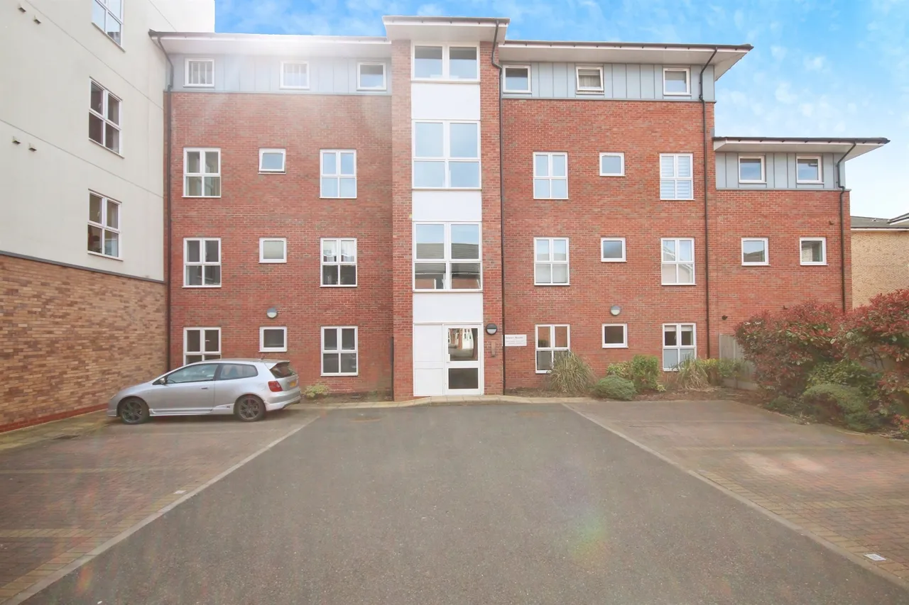 1 bed flat for sale — Kingfisher Close, Warwick