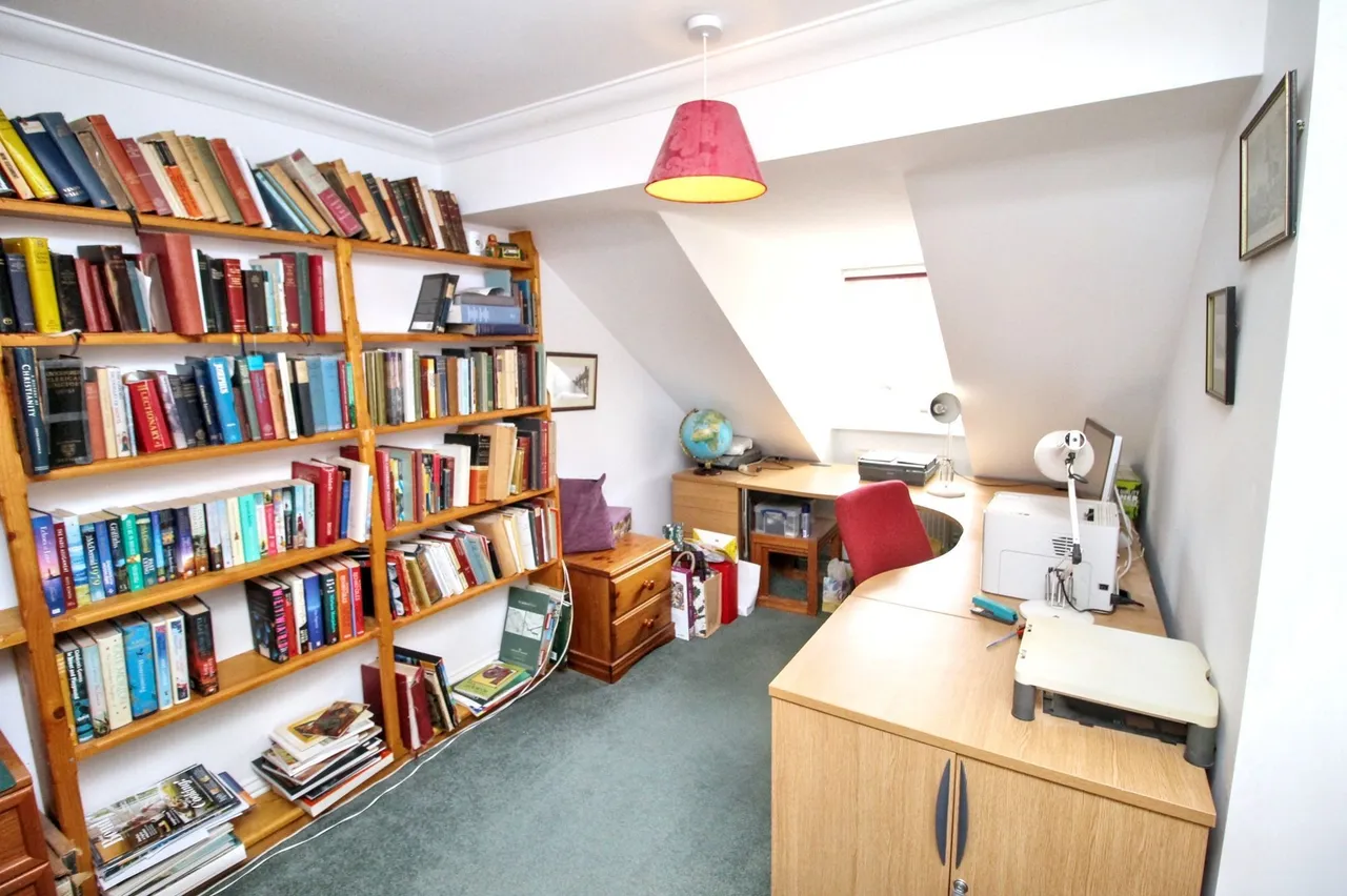 Spacious Four Bedroom Semi-Detached H, photo 10
