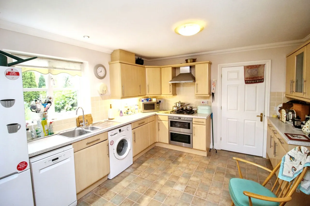 Spacious Four Bedroom Semi-Detached H, photo 5