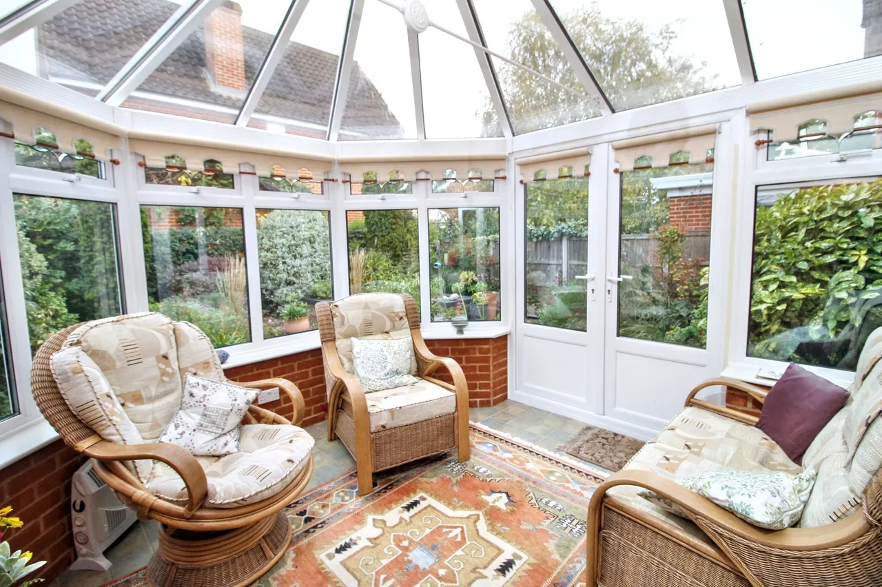Spacious Four Bedroom Semi-Detached H, photo 3