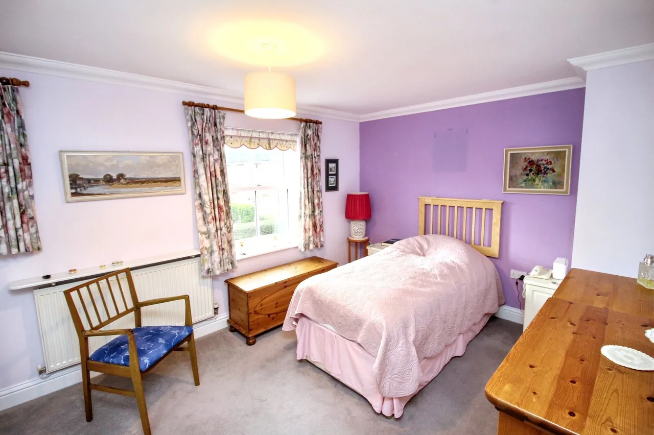 Spacious Four Bedroom Semi-Detached H, photo 9