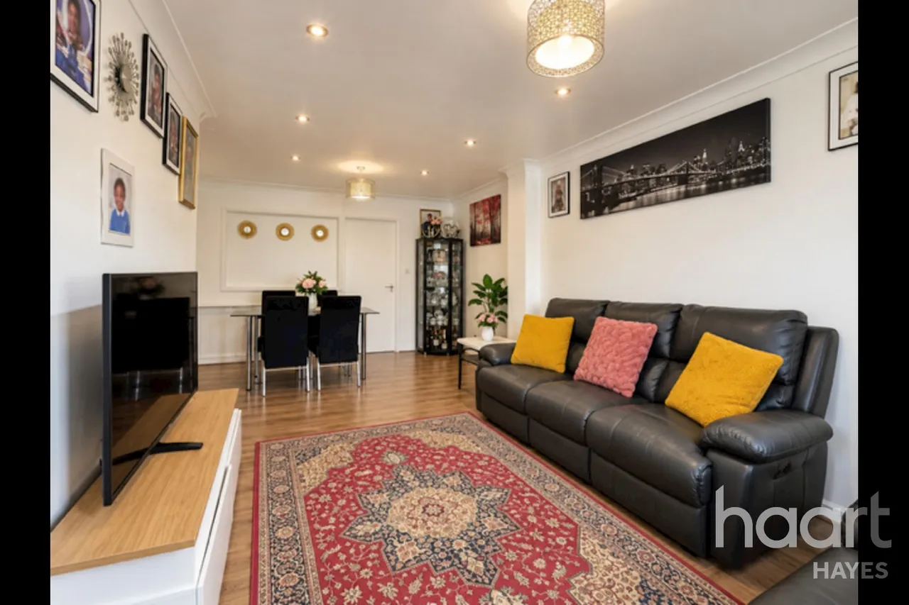 Savoy Avenue, Hayes, UB3, photo 2