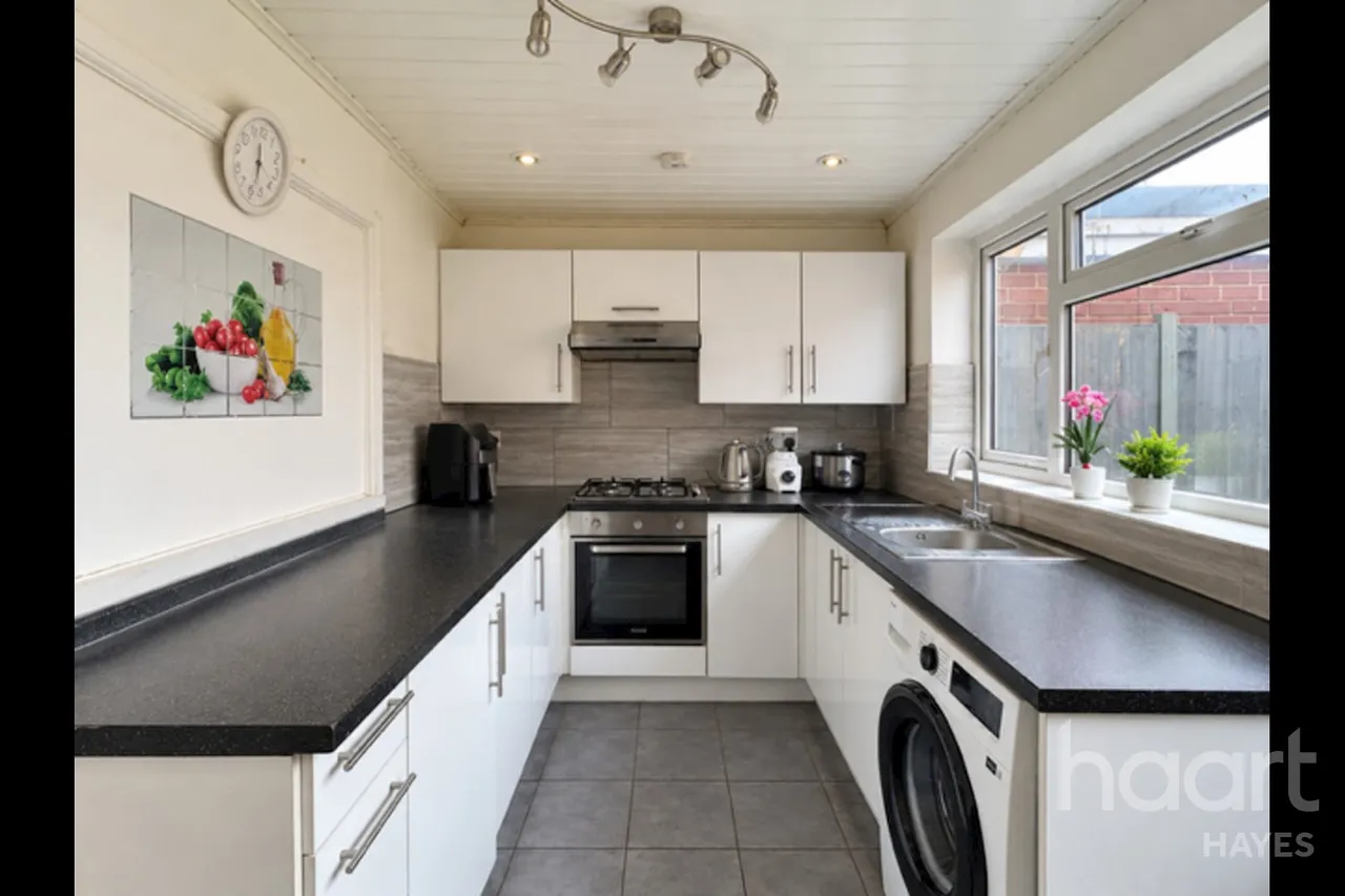 Savoy Avenue, Hayes, UB3, photo 5