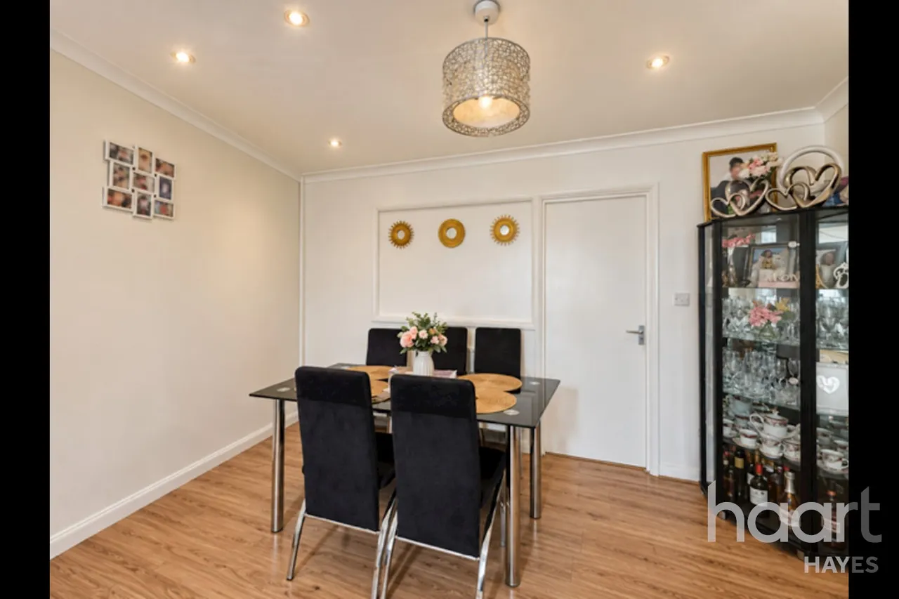 Savoy Avenue, Hayes, UB3, photo 4