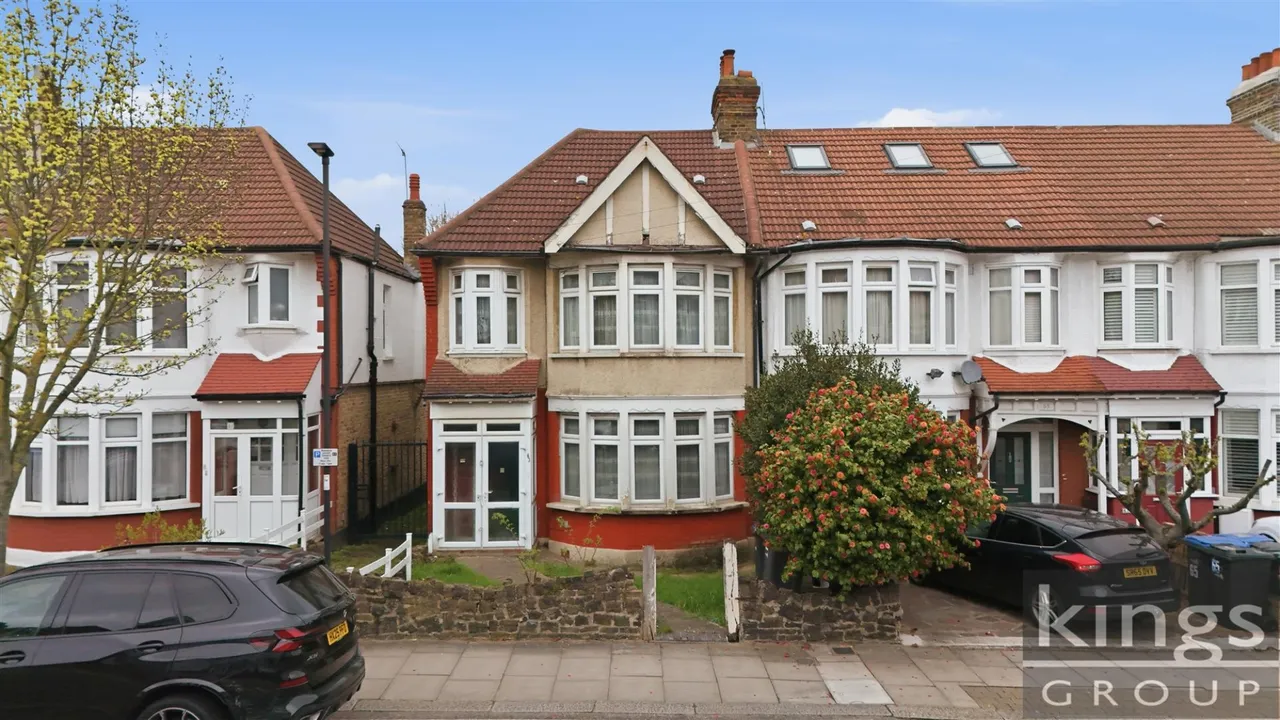 3 bed house for sale, Grenoble Gardens, London