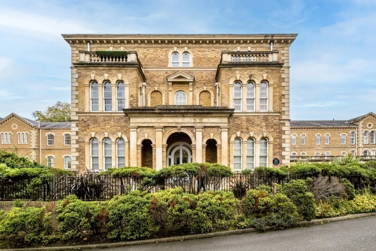 4 bed flat to rent — Royal Manor Drive London N11
