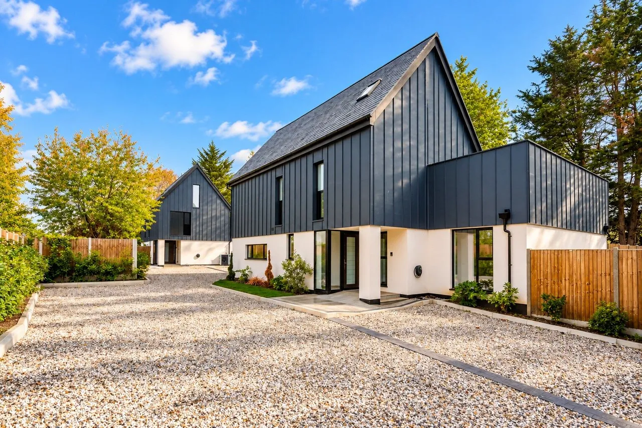 4 bed house to rent, Woking, GU22