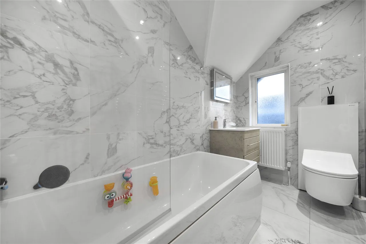 Bagshot Road, Knaphill, GU21, photo 21