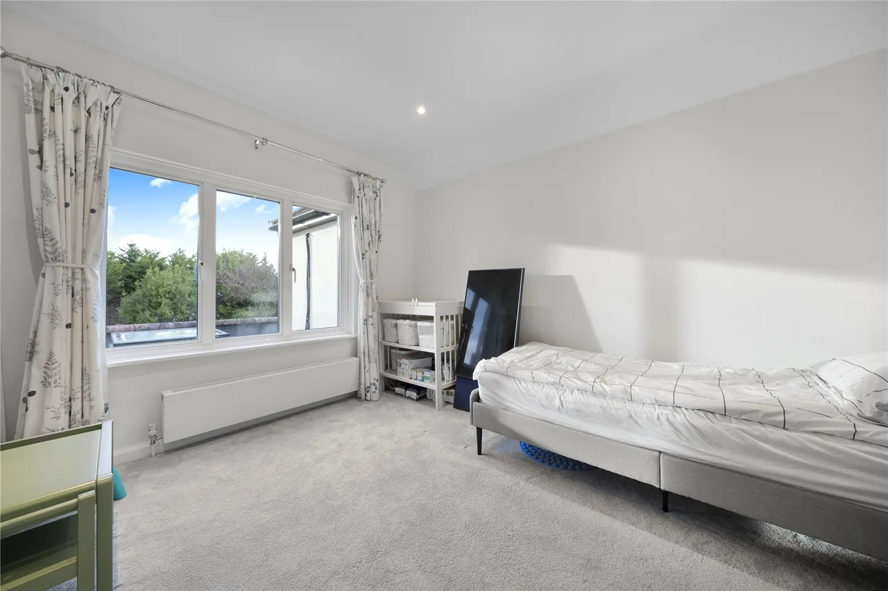 Bagshot Road, Knaphill, GU21, photo 19