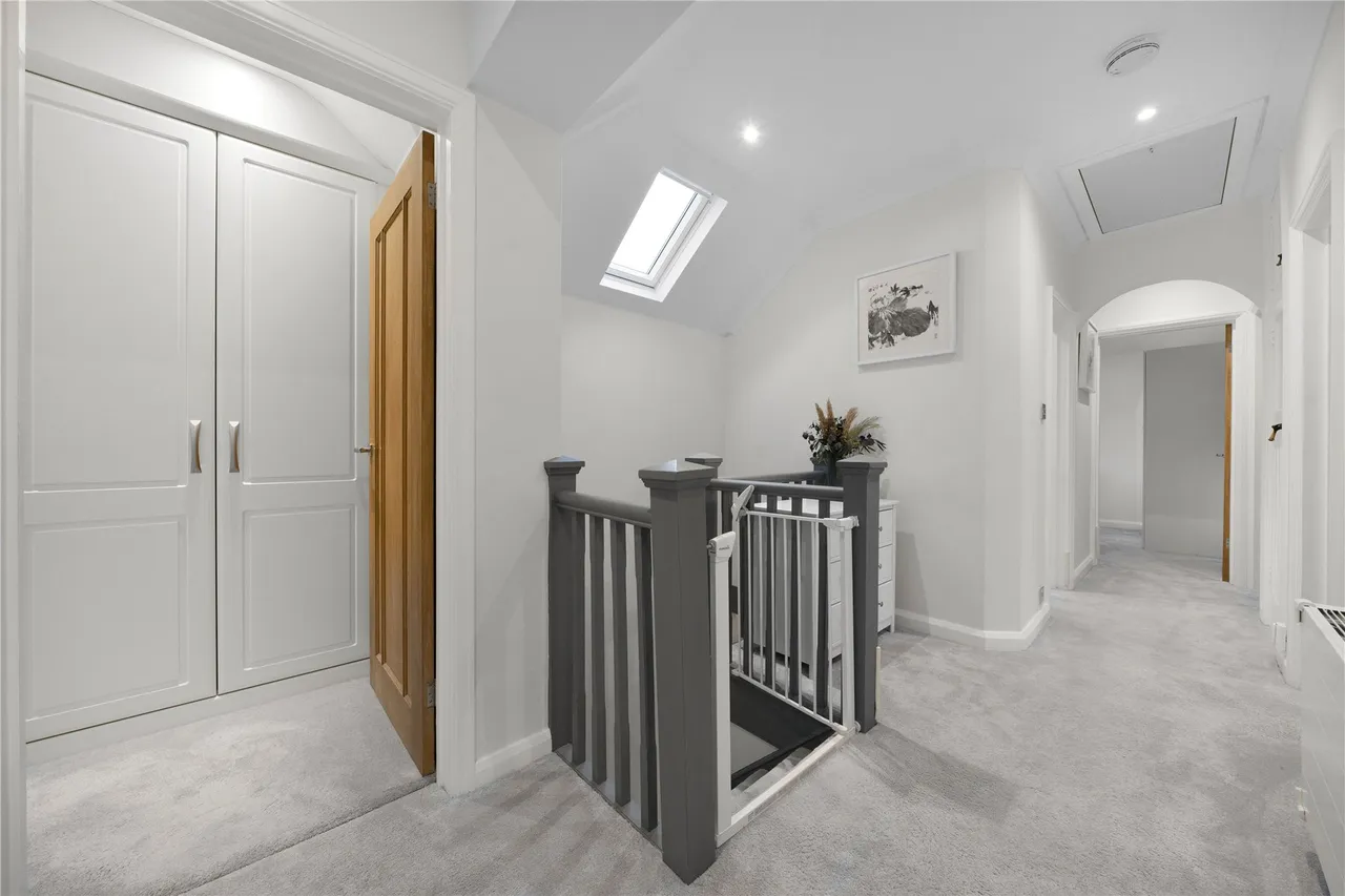 Bagshot Road, Knaphill, GU21, photo 13