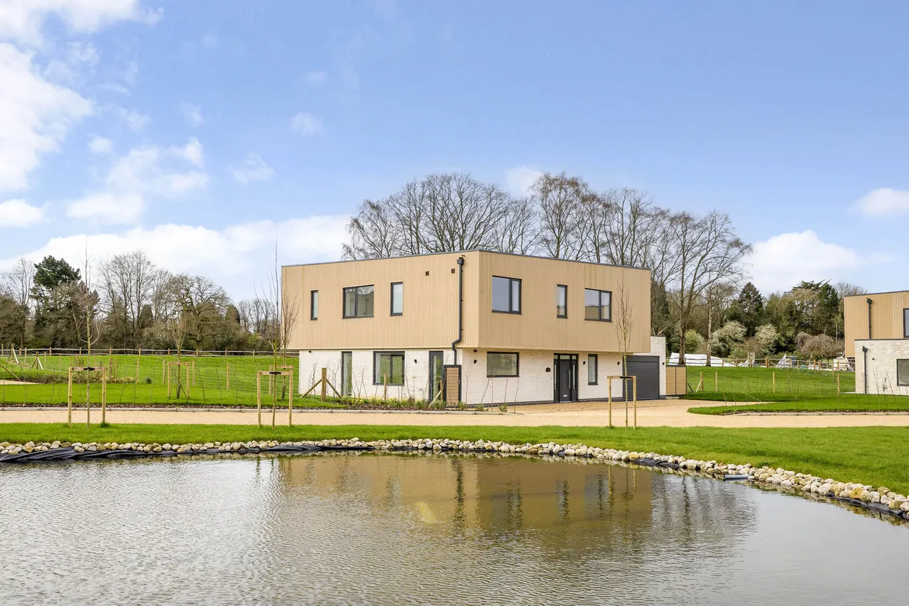 5 bed house for sale — Bader House, Courtlands Park, Banstea...