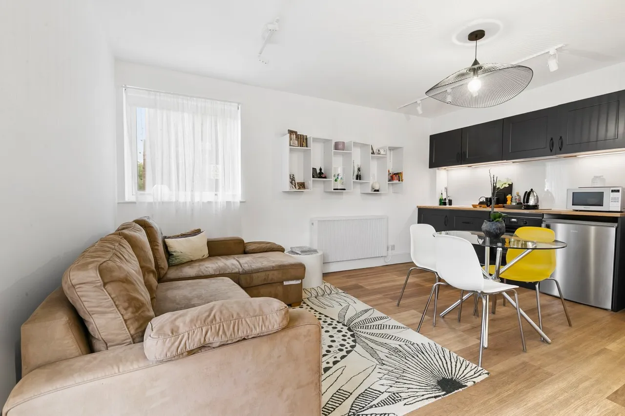 Parkgate Road, London, SW11, photo 2