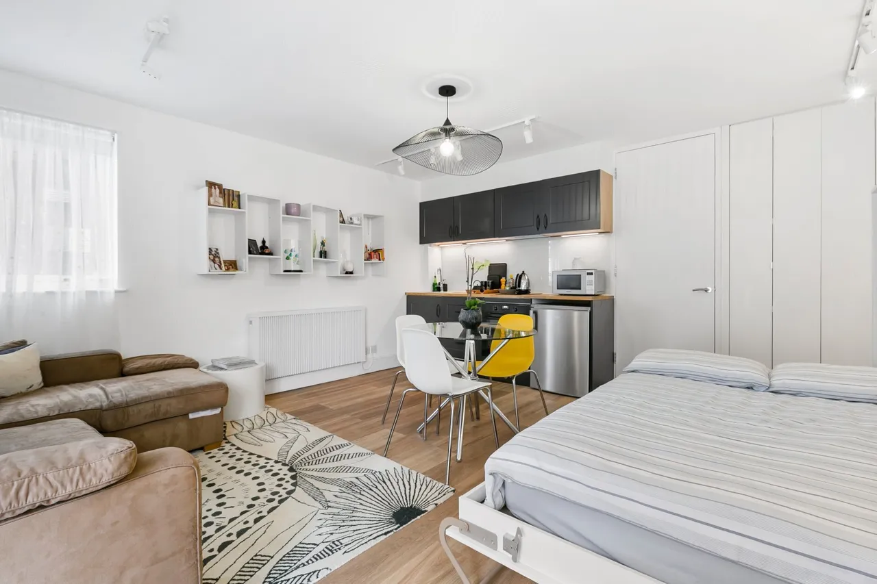 Parkgate Road, London, SW11, photo 4