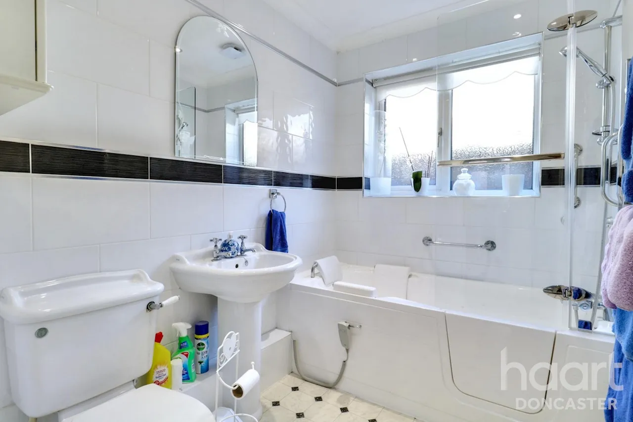 High Street, Dunsville, DN7, photo 6