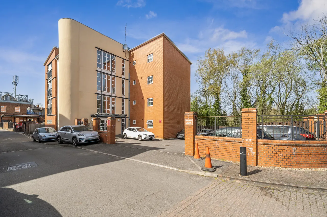 1 bed flat for sale — Post Office Lane, Beaconsfield, HP9