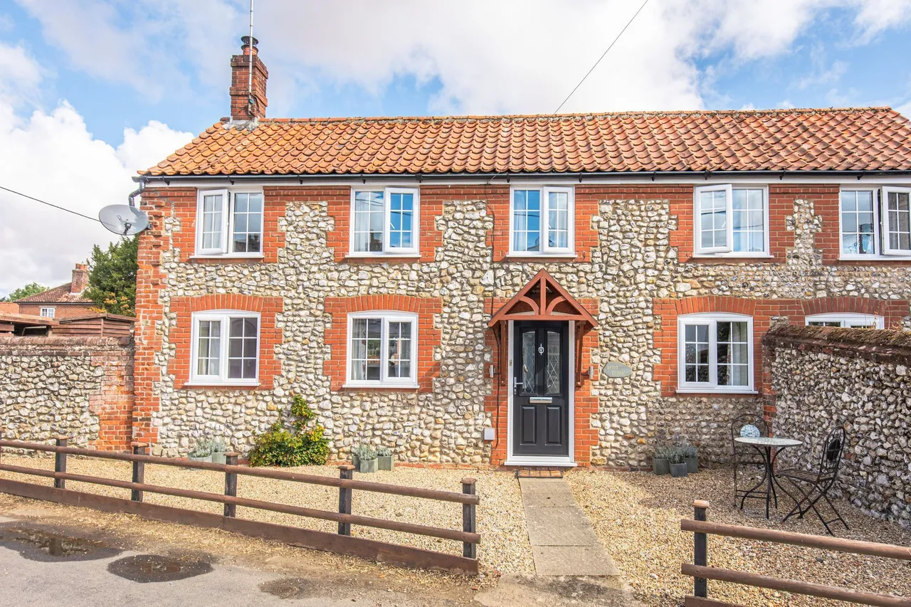 Detached Two Bedroom Cottage in Docking, photo 2