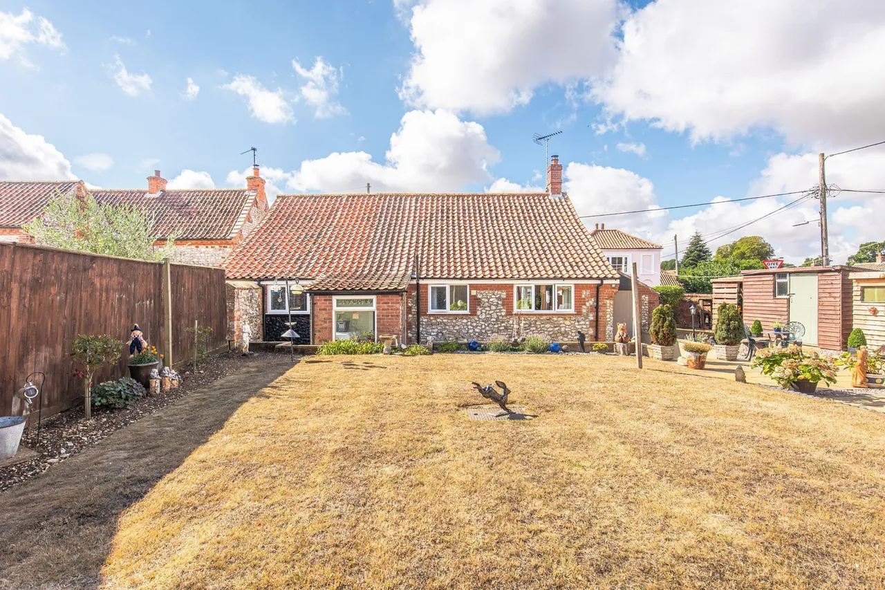 Detached Two Bedroom Cottage in Docking, photo 5