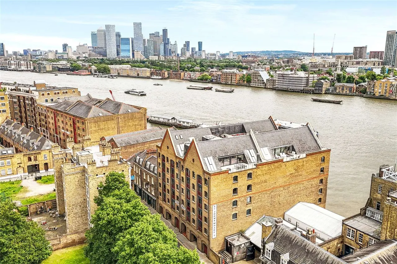 3 bed flat for sale — Wapping High Street, London, E1W 2PR