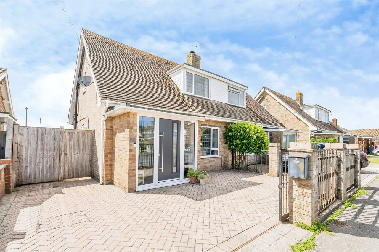 3 bed house for sale — Mayfield Close, Bognor Regis