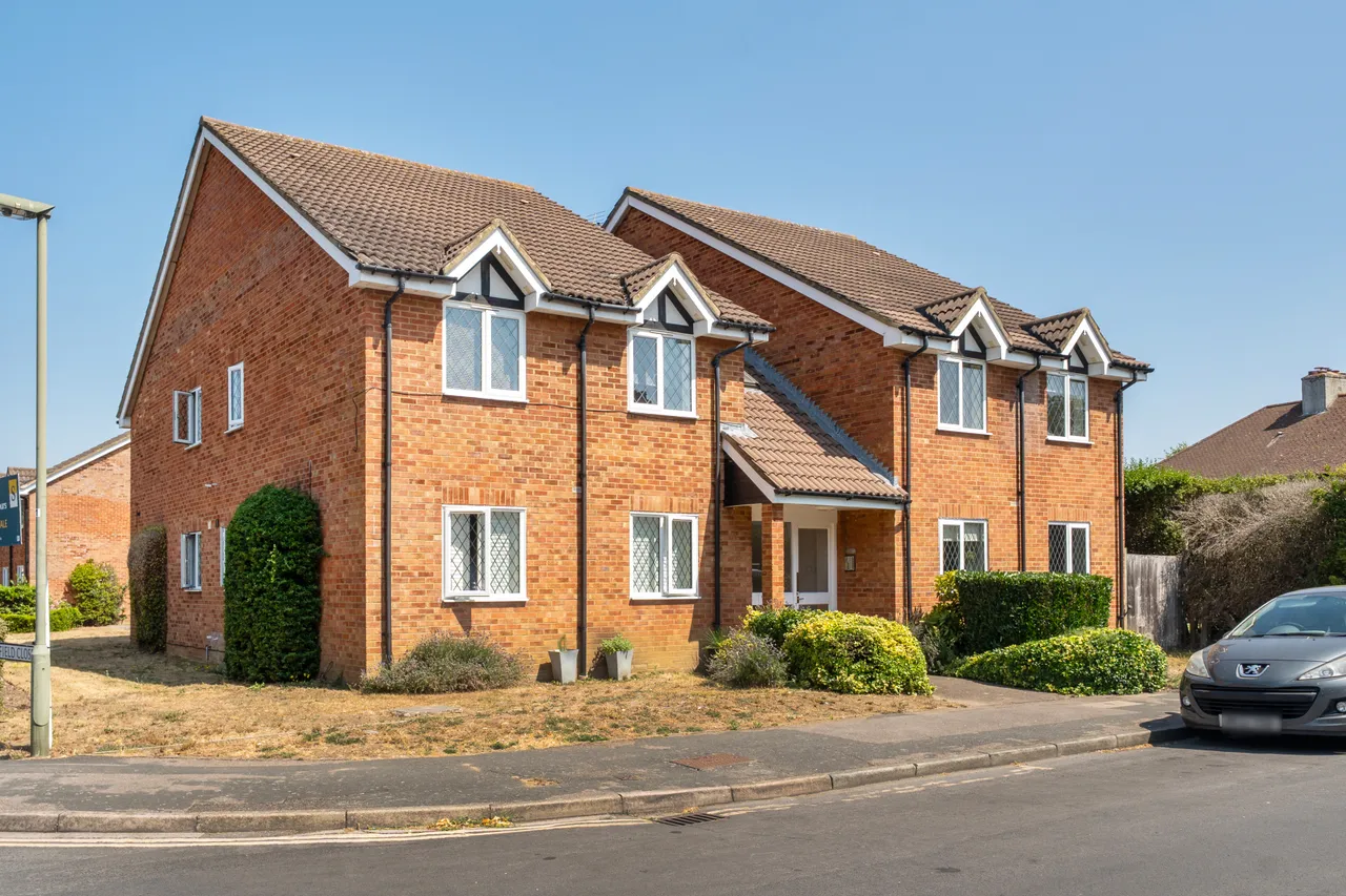 1 bed flat for sale, Wakefield Close, Byfleet, KT14