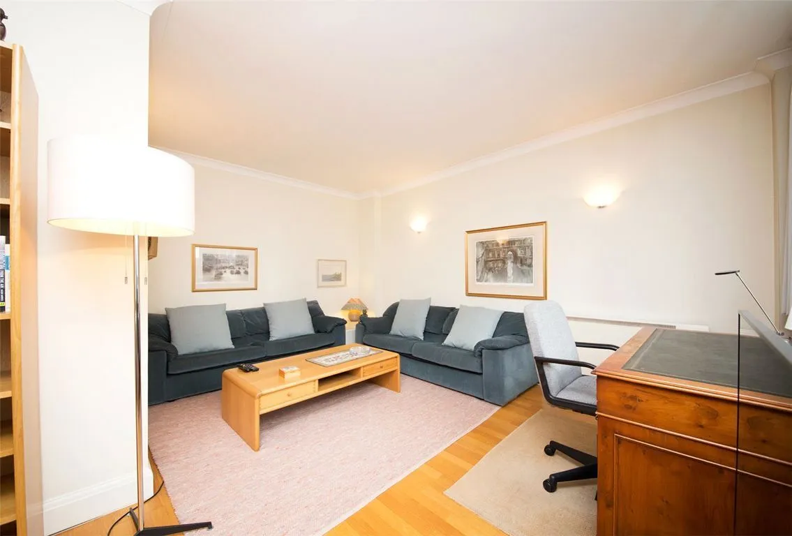 1 bed flat for sale — South Block, London