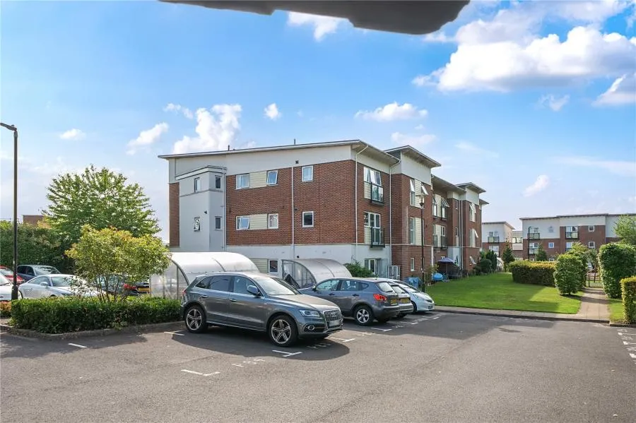 2 bed flat for sale, Park View Road, Leatherhead, KT22