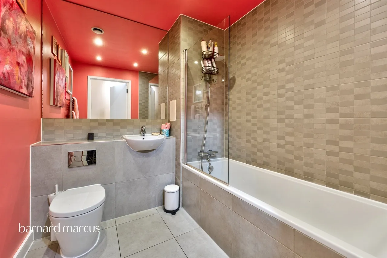 High Road, London, N20, photo 18