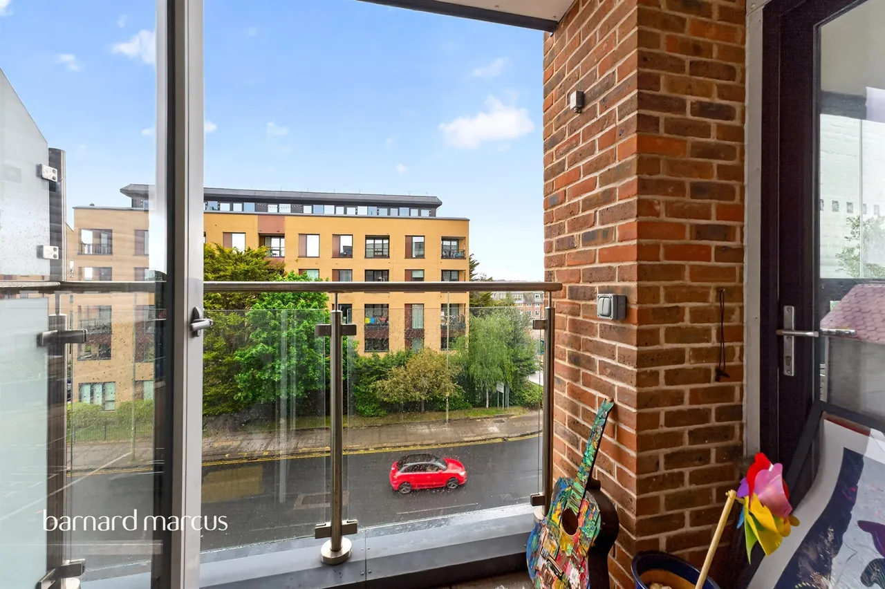 High Road, London, N20, photo 16
