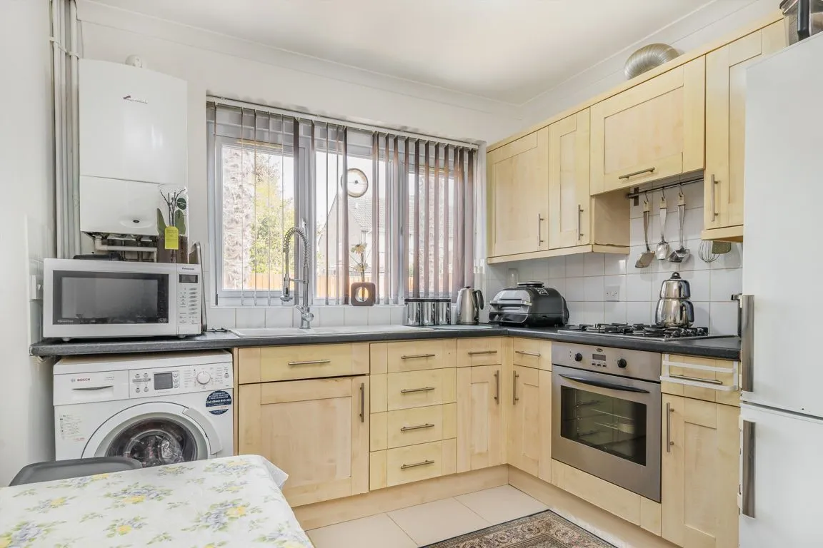 Hawthorn Close, TW12, photo 2