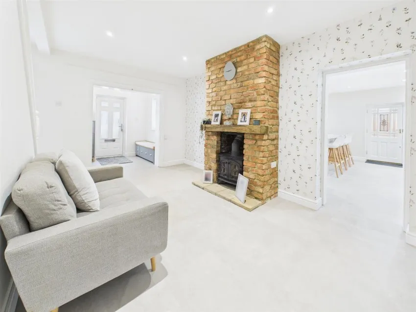 Homecroft Drive, Uckington, photo 6