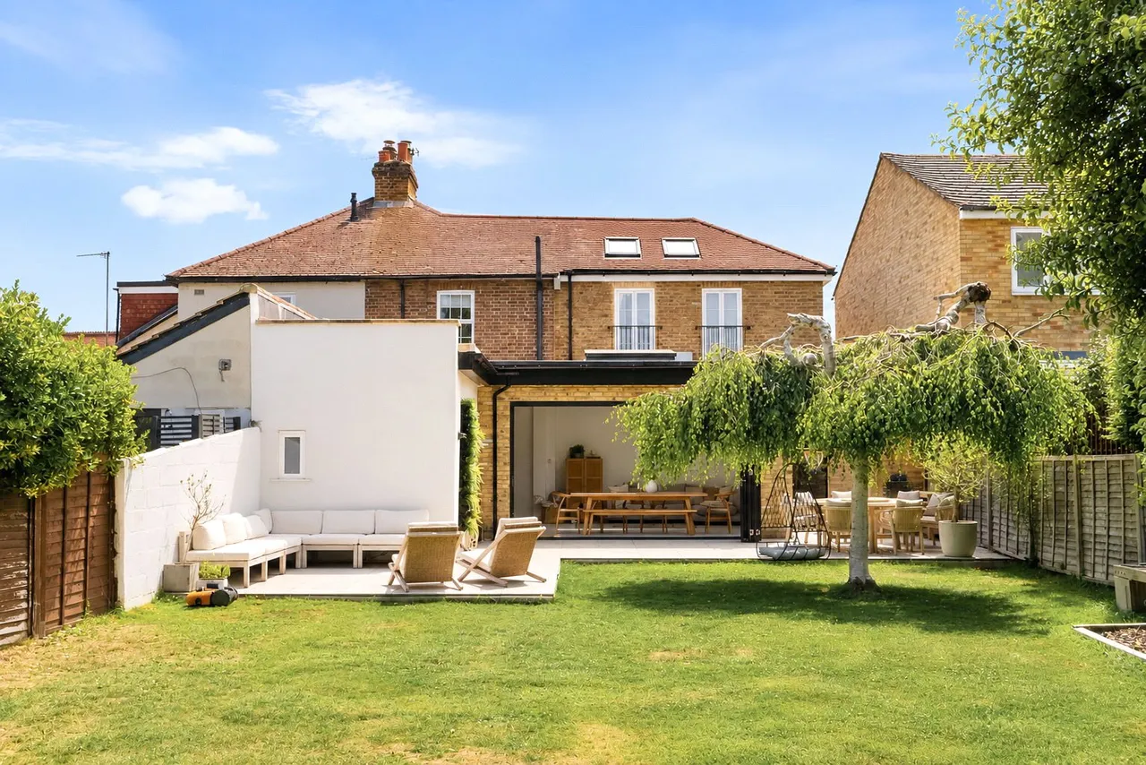 Halliford Road, Sunbury, TW16 6DR, photo 2