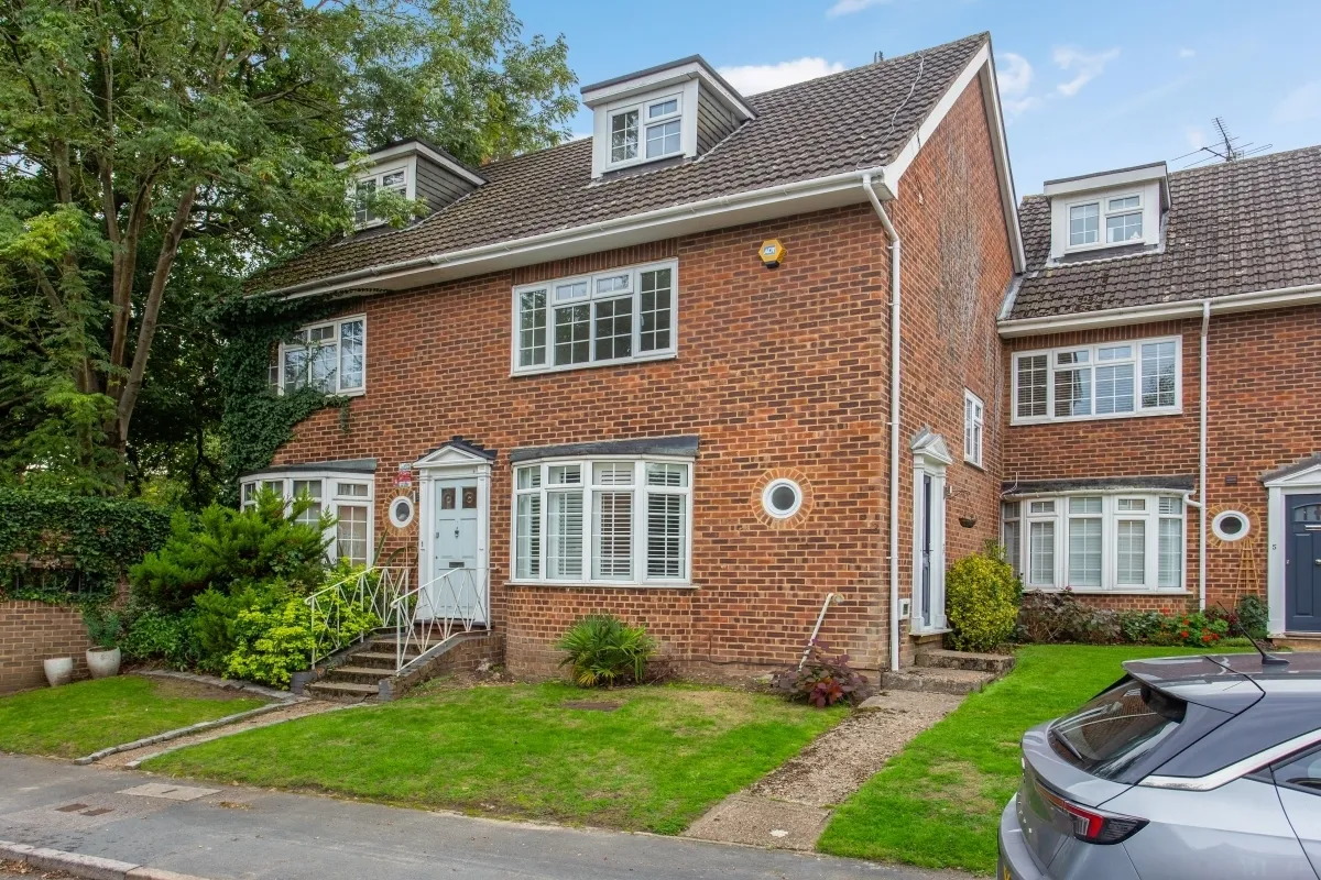 4 bed house to rent — Gainsborough Court, Walton-on-Thames ...