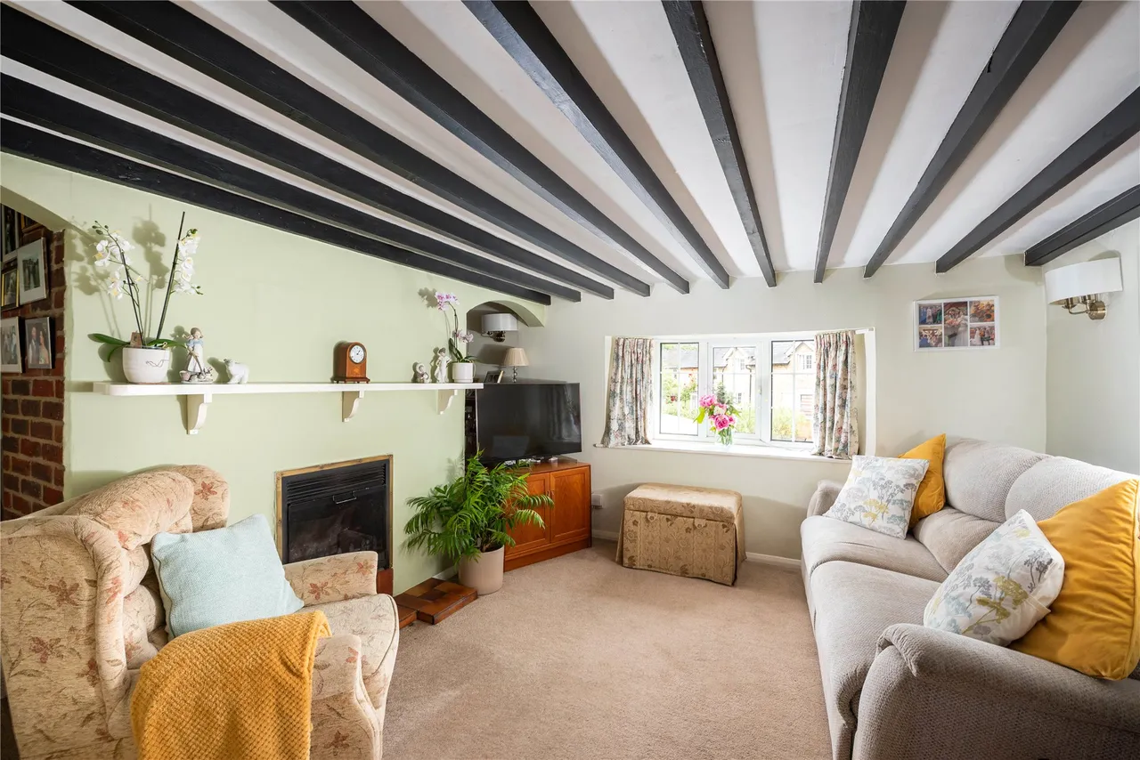 4 bed property for sale, Northampton Road, Yardley Hastings, NN7