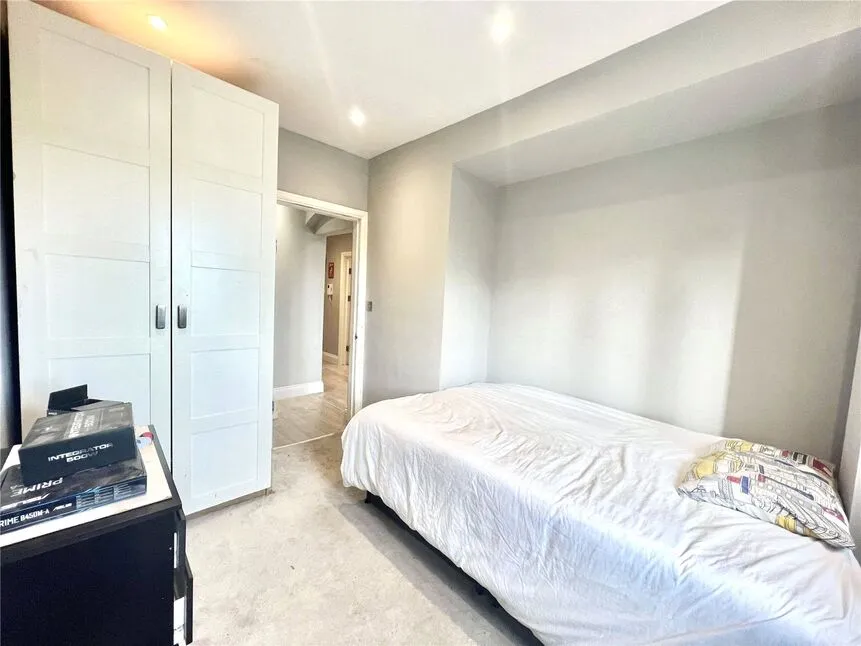 Red Lion Court, 105A Vicarage Road, Hertfordshire, WD18, photo 9