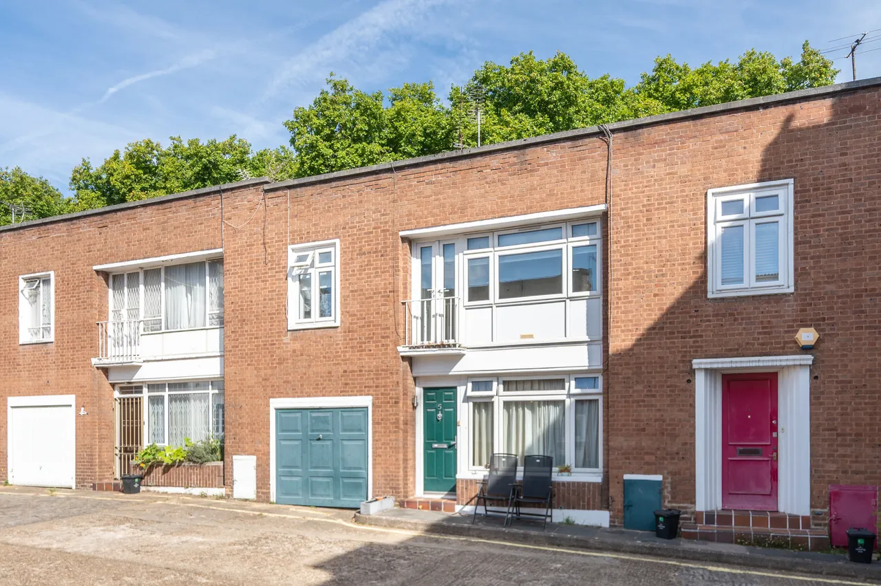 3 bed house for sale — 5 Clarendon Mews, London