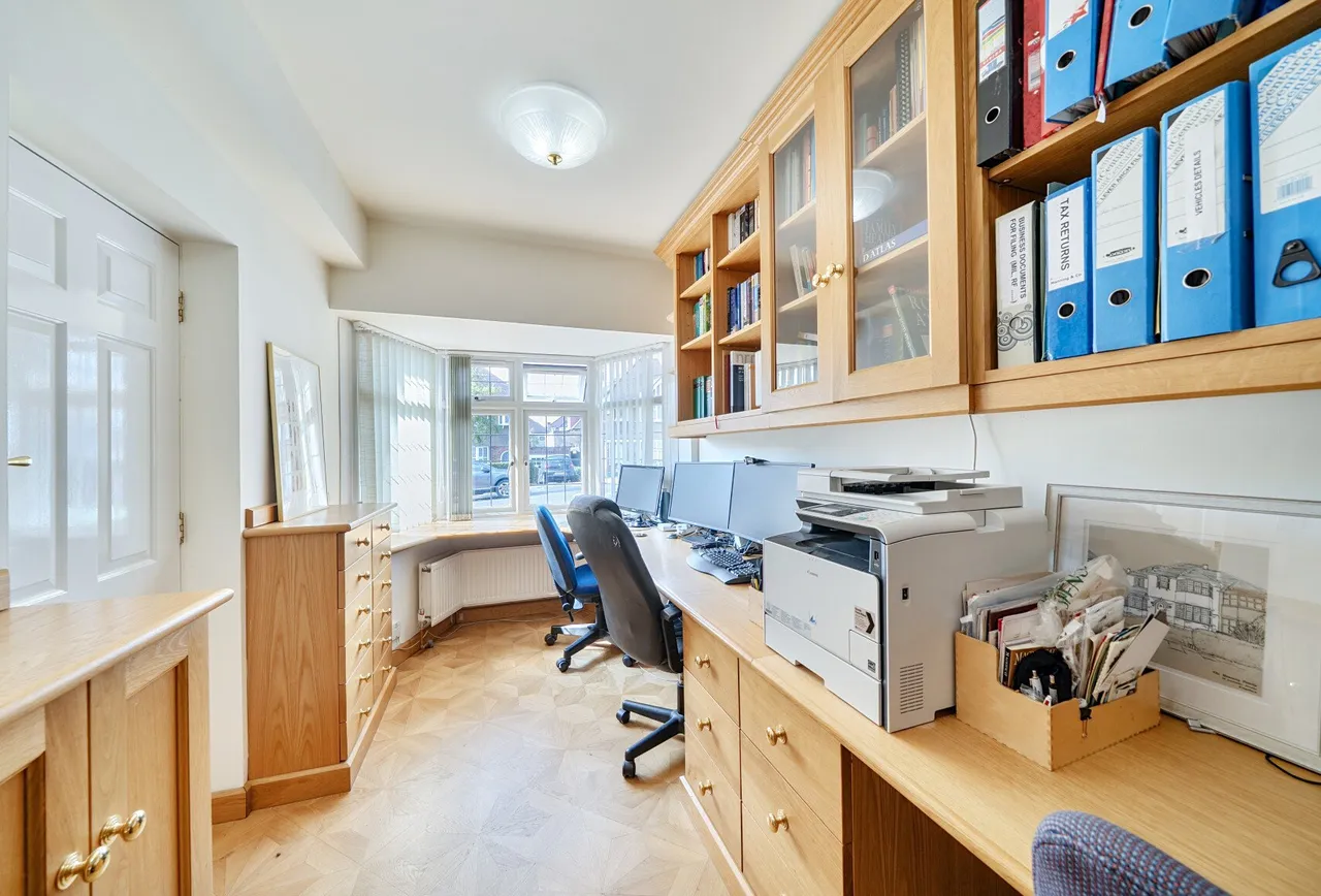 Lavender Avenue, London, NW9 8HE, photo 3