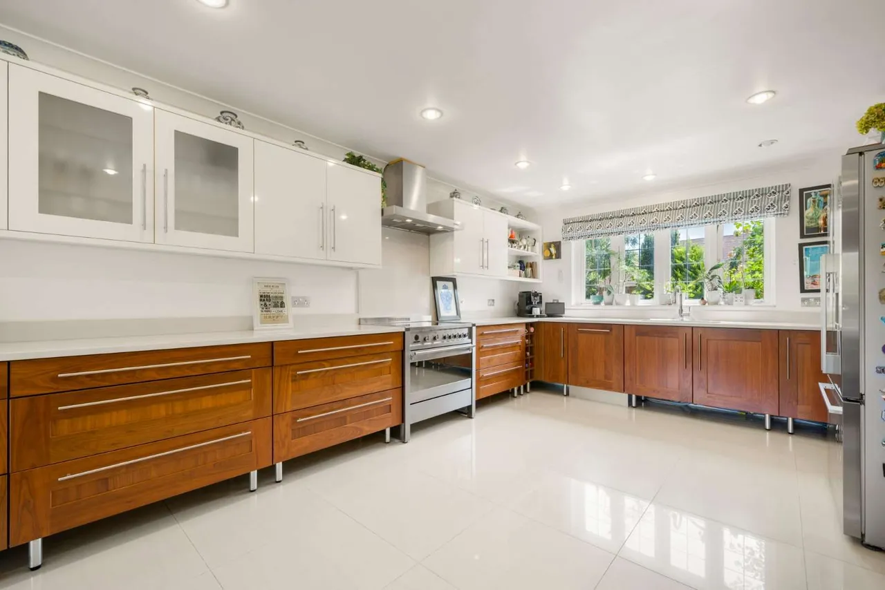 Queensgate, Fairmile Lane, Cobham, Surrey, KT11 2TG, photo 7