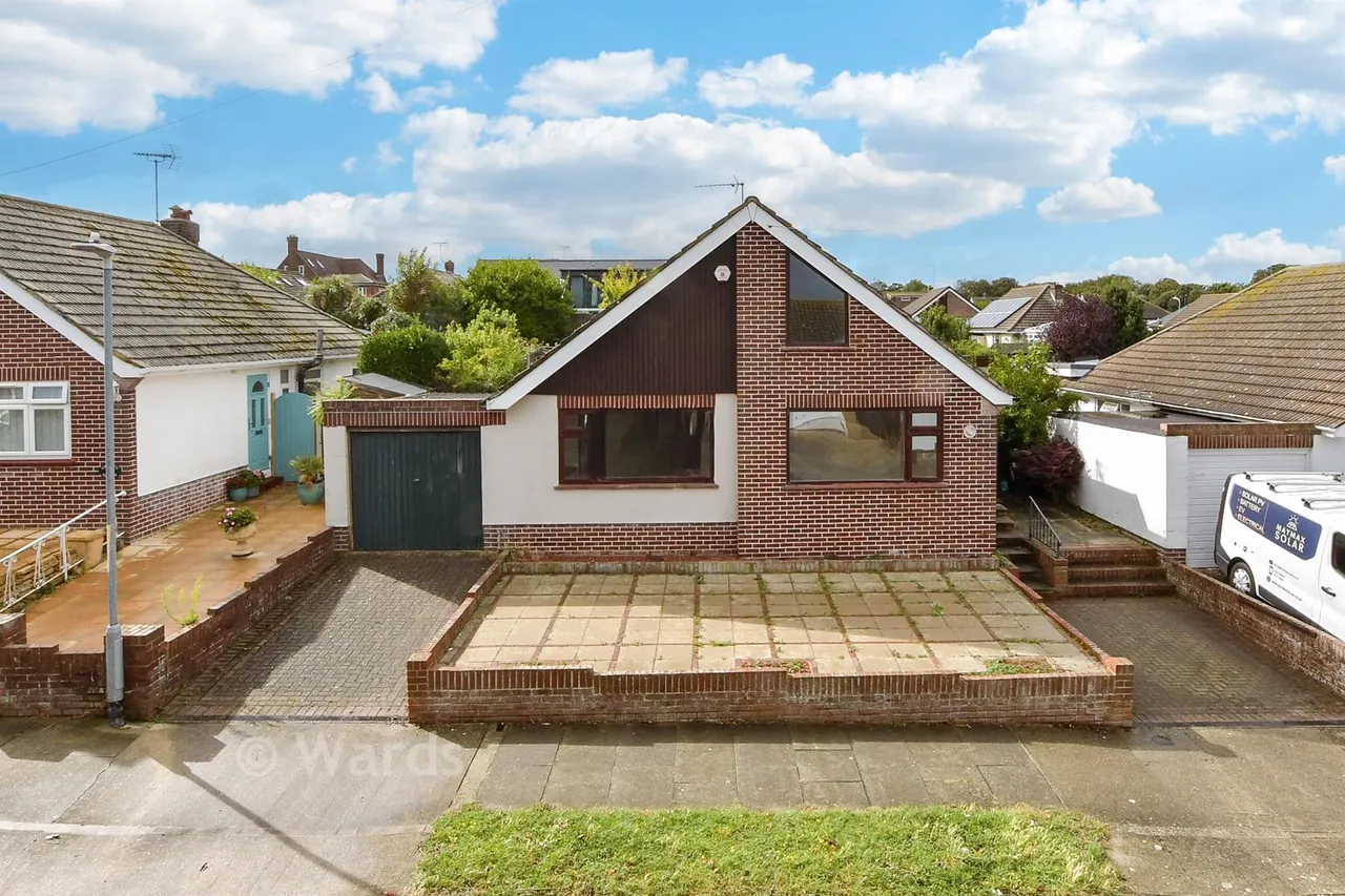 3 bed chalet for sale, Queens Avenue, Broadstairs, CT10