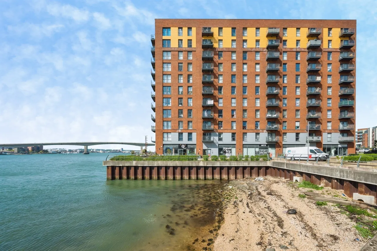 2 bed flat for sale — Capstan Road, Southampton