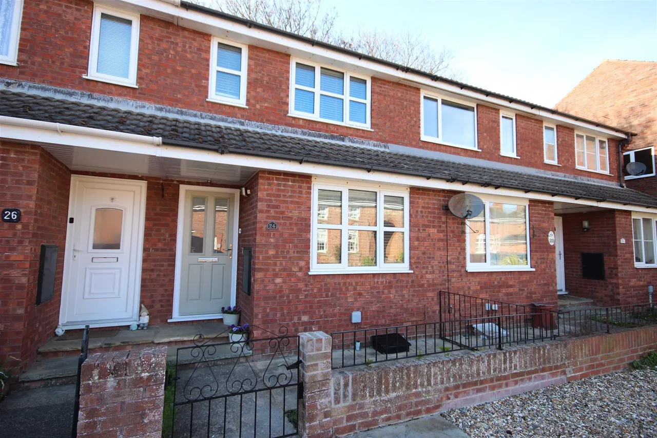 2 bed property for sale — Station Court, Hornsea