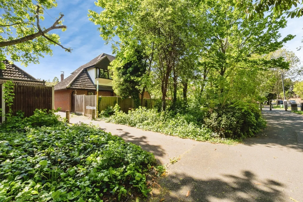 Beacons Close, Beckton, London, E6, photo 18