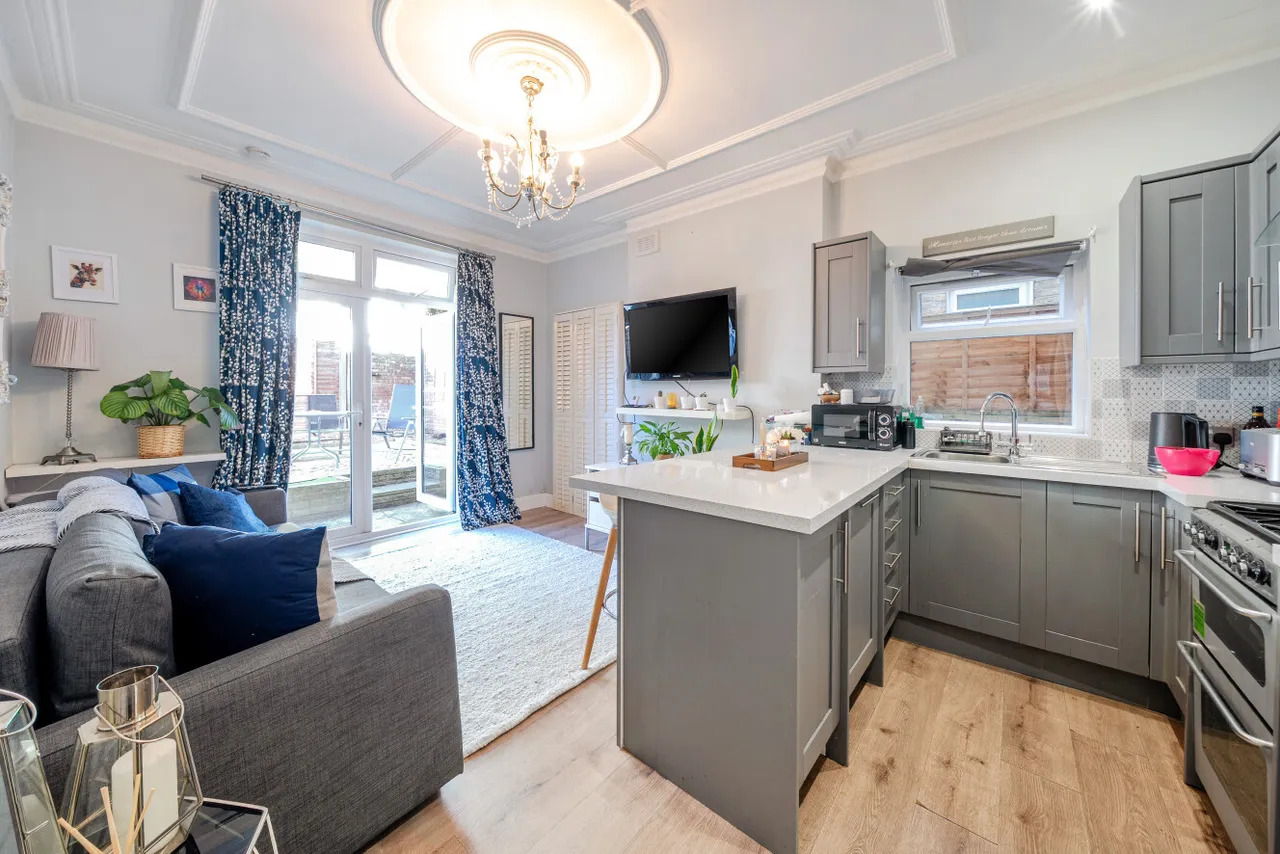 2 bed flat for sale, Kingscourt Road, Streatham Hill, SW16