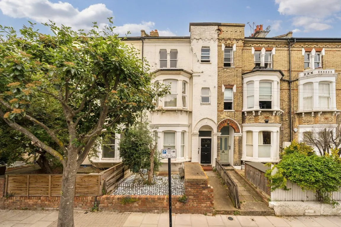 2 bed flat for sale, Endlesham Road, SW12