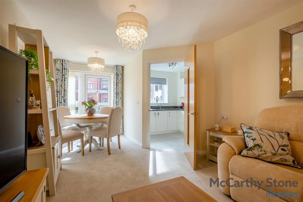 Burlington Gardens, Leyland, PR25, photo 4